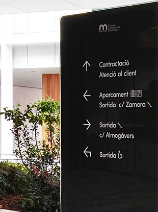 VISLUM señalización Tanatorio Sancho de Àvila VISLUM sistema de catenarias Liner en Museo Maricel de Sitges
