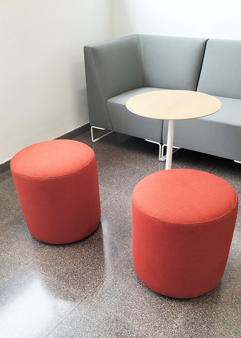 VISLUM Escuela Oficial Idiomas sofa modular y puff a mdida.
