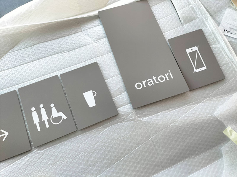 VISLUM placas aluminio se&ntilde;alizaci&oacute;n interior Tanatorio